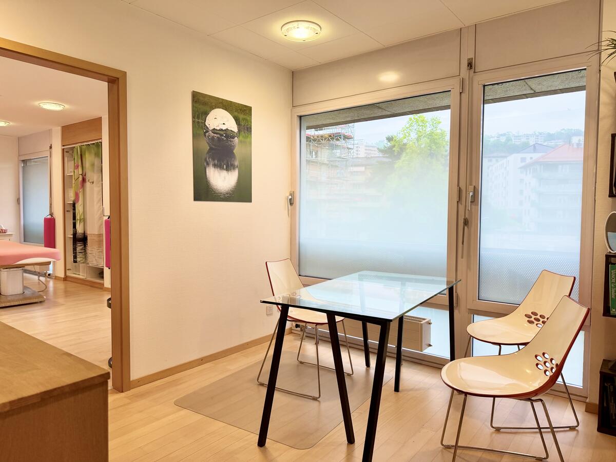 Espace consultation Cabinet Naturos Prilly avec vue sur la salle de soin